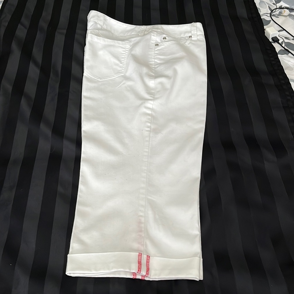 Larry Levine Petite White Capri Pant. Size 10P